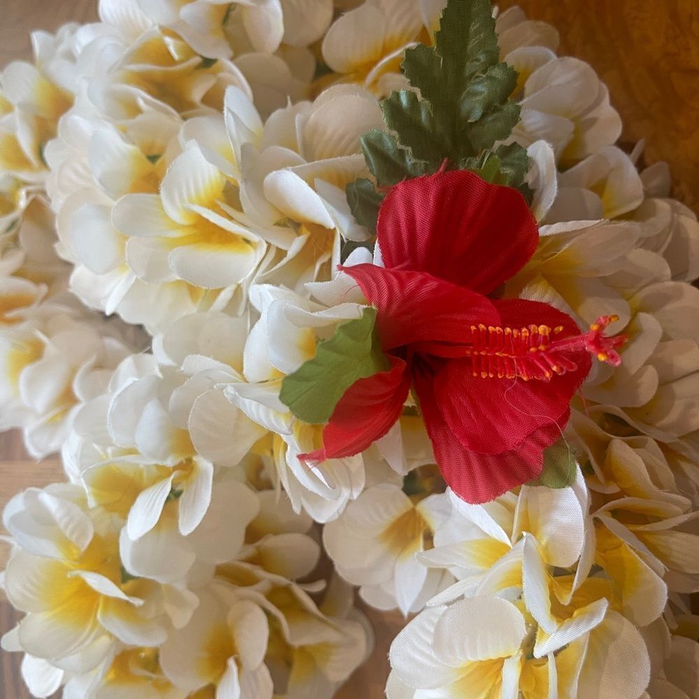 Gorgeous Extra Long Hawaiian 🌺 Leí! - Picture 3 of 4